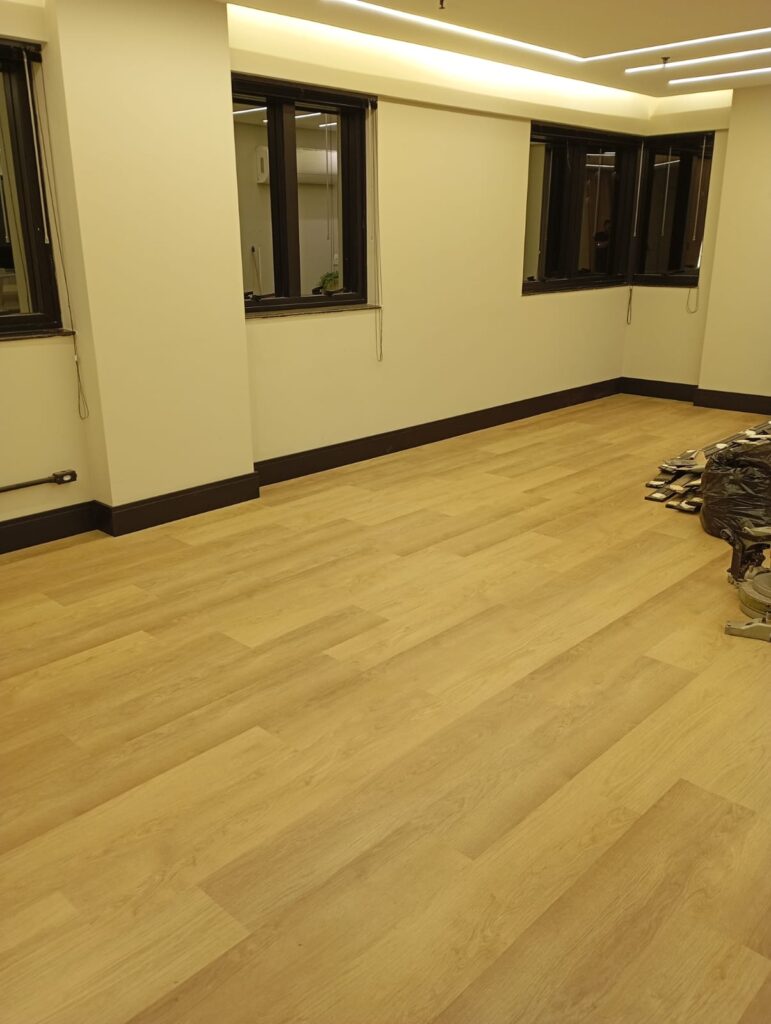 Piso vinílico Durafloor linha City com rodapé preto Jd São Paulo