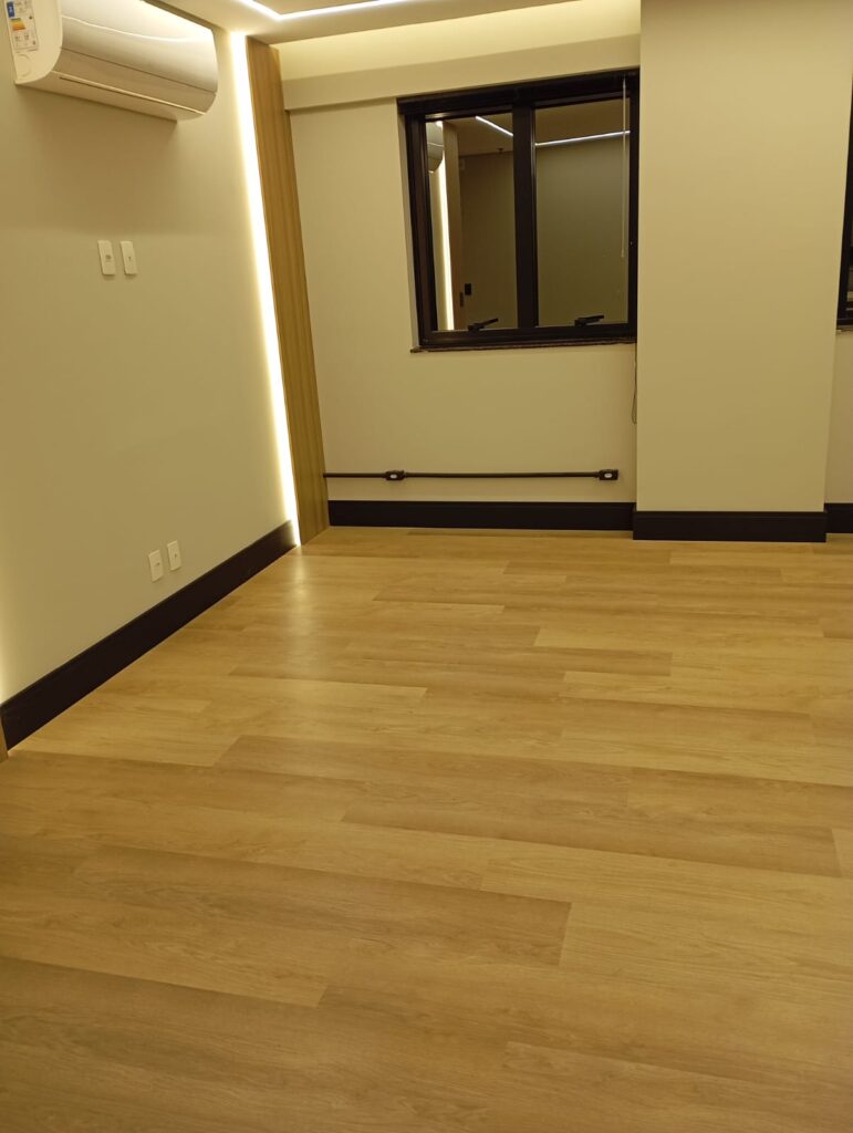 Piso vinílico Durafloor linha City com rodapé preto Jd São Paulo