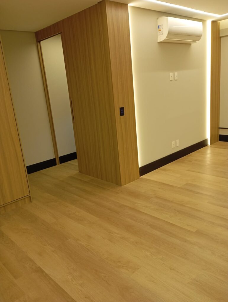 Piso vinílico Durafloor linha City com rodapé preto Jd São Paulo