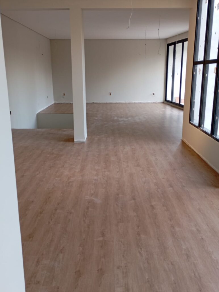 Vinílico 3mm colado cor Milla Ospefloor residencial Villa Olympia Sorocaba